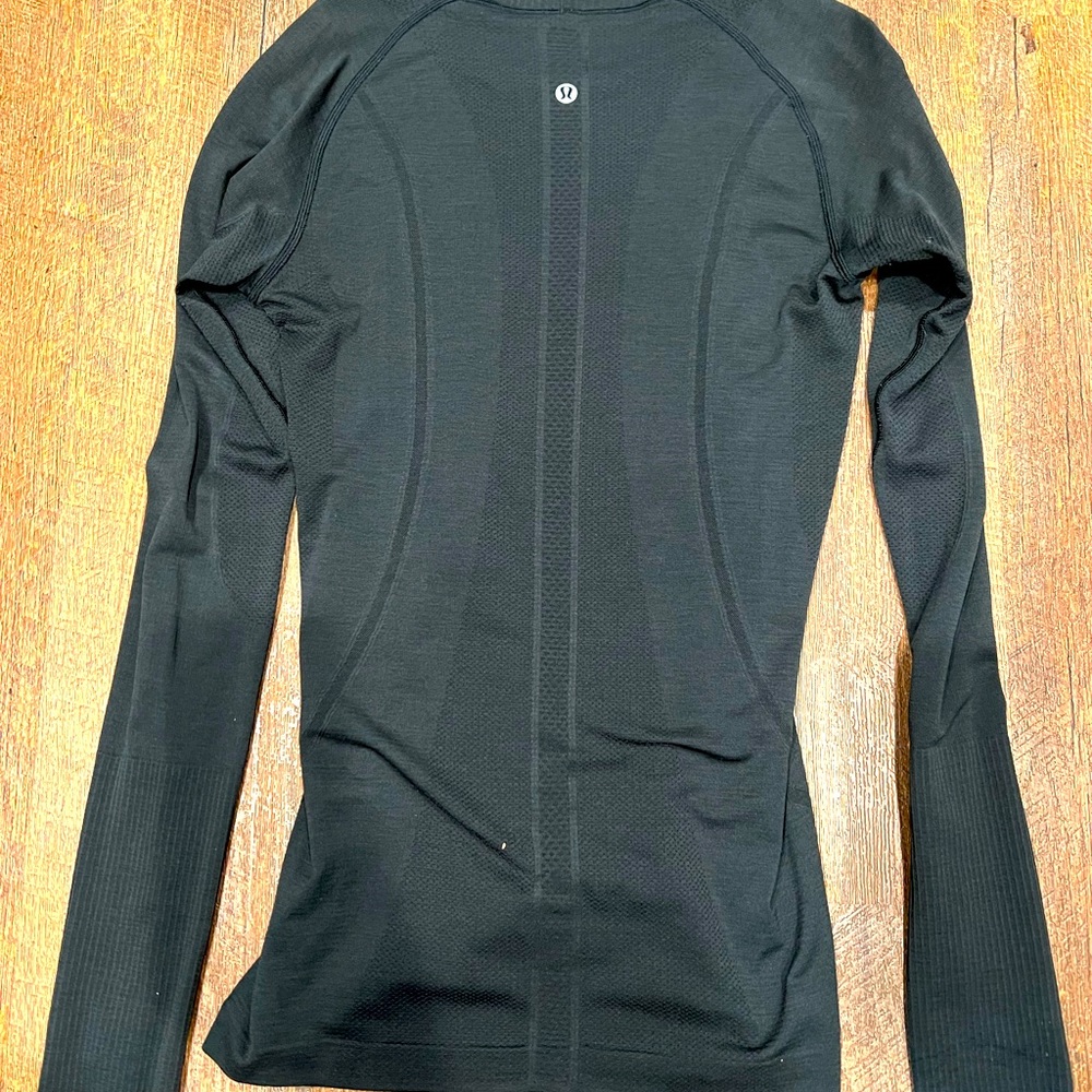 Lululemon black swiftly tech shirt size 8
